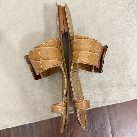 DEFINERY The Loop Ring Croc-Embossed Tan Leather Sandals - Picture 6 of 11